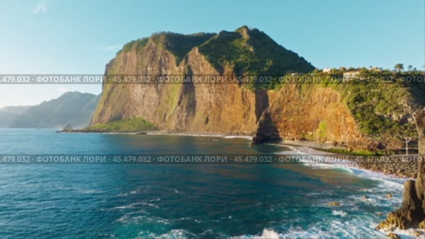 View of Madeira cliffs coastline landscape, Madeira island, Portugal (2024 год). Стоковое видео, видеограф Дмитрий Рухленко / Фотобанк Лори