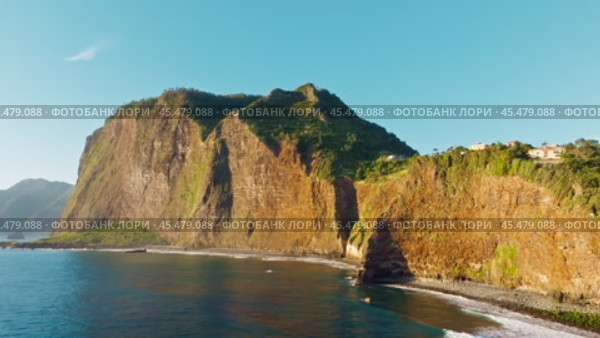 View of Madeira cliffs coastline landscape, Madeira island, Portugal (2024 год). Стоковое видео, видеограф Дмитрий Рухленко / Фотобанк Лори