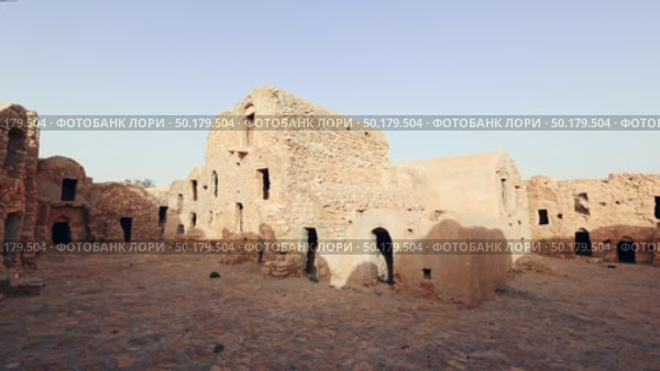 View of old Gsar al-Dagaghra settlement with ruined storage areas in Tunisia. Стоковое видео, видеограф Яков Филимонов / Фотобанк Лори