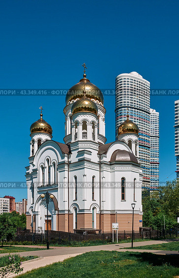 View of Rostokinsky Church of Saints Equal-to-the-Apostles Methodius and Kirill, built in 2020, landmark: Moscow, Russia - 22 May, 2024. Редакционное фото, фотограф Алексей Голованов / Фотобанк Лори