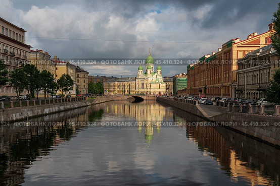 View of Saint Isidore's (Isidorovskaya) Church against the background of the Mogilev Bridge over the Griboyedov Canal on a sunny summer day, St. Petersburg, Russia. Стоковое фото, фотограф Ula Ulachka / Фотобанк Лори