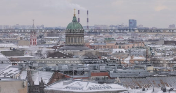 View of St. Petersburg from the colonnade of the Cathedral of St. Isaac. (2023 год). Стоковое видео, видеограф Андрей Армягов / Фотобанк Лори
