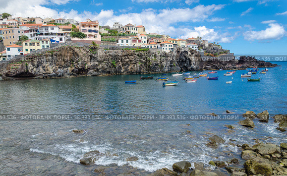 View of the bay Camara de Lobos (2012 год). Редакционное фото, фотограф Михаил Аккуратoв / Фотобанк Лори