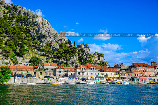 View of the Cetina river and the ancient Mirabella fortress in the town of Omis (2015 год). Редакционное фото, фотограф Михаил Аккуратoв / Фотобанк Лори
