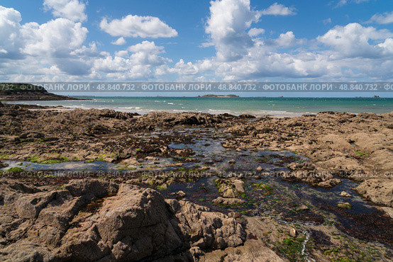 View of the coast of the city with the ocean floor exposed at low tide on a sunny summer day, Saint-Malo, Brittany, France. Стоковое фото, фотограф Ula Ulachka / Фотобанк Лори