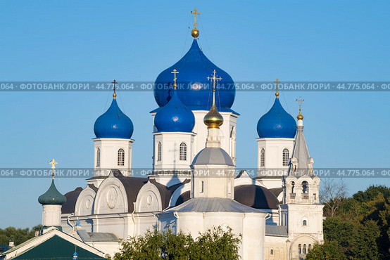 View of the domes of the Cathedral of the Bogolyubskaya Icon of the Mother of God on a sunny September morning. Bogolyubsky Convent. Vladimir Region, Russia (2024 год). Стоковое фото, фотограф Виктор Карасев / Фотобанк Лори
