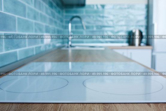 View of the kitchen with white hob, blue tile and metal sink. View of the kitchen with white hob. Стоковое фото, агентство Ingram Publishing / Фотобанк Лори