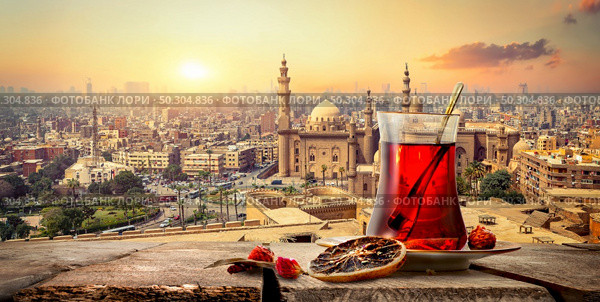 View of the Mosque Sultan Hassan in Cairo and hibiscus tea. Hibiscus tea and Sultan Hassan. Стоковое фото, агентство Ingram Publishing / Фотобанк Лори