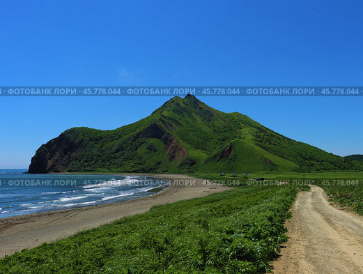 View of the mountain and the coast in Tikhaya Bukhta, located on the east coast of Sakhalin Island, Russia (2021 год). Стоковое фото, фотограф Veronika Belosokhova / Фотобанк Лори