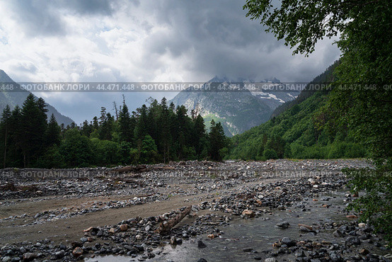 View of the Psysh River and the Amanauz-Bashi Mountain of the Northern Caucasus Mountains near the village of Arkhyz on a sunny summer day, Karachay-Cherkessia, Russia. Стоковое фото, фотограф Ula Ulachka / Фотобанк Лори