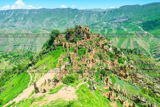 View of the ruins of an abandoned mountain village in the mountains of the North Caucasus (2024 год). Стоковое фото, фотограф Константин Лабунский / Фотобанк Лори