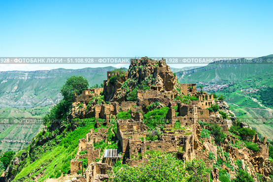 View of the ruins of an abandoned mountain village in the mountains of the North Caucasus (2024 год). Стоковое фото, фотограф Константин Лабунский / Фотобанк Лори