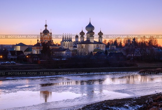 View of the Tikhvin Assumption Monastery at sunset on a winter evening, Leningrad Region (2020 год). Стоковое фото, фотограф Юлия Бабкина / Фотобанк Лори