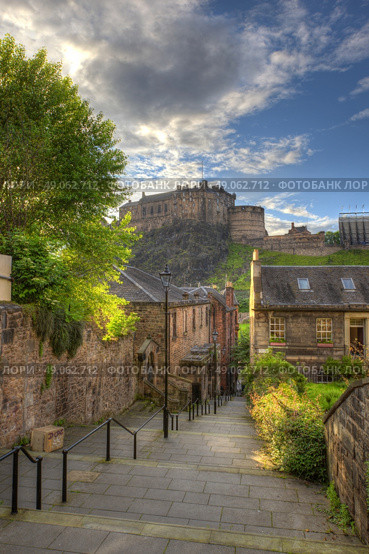 view on Edinburgh Castle from Heriot place, Edinburgh, Scotland, UK. Стоковое фото, агентство Ingram Publishing / Фотобанк Лори