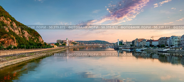 View on Elizabeth bridge and Budavari palace on Danube in Budapest at sunset. Стоковое фото, агентство Ingram Publishing / Фотобанк Лори