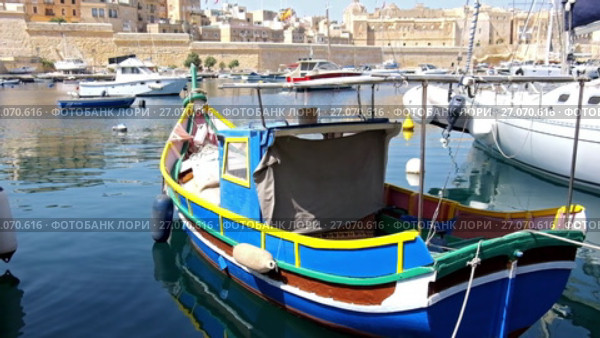 View on Malta bay between Kalkara and Birgu. (2017 год). Стоковое видео, видеограф Сергей Пристяжнюк (Serg Zastavkin) / Фотобанк Лори