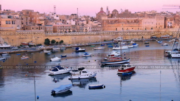 View on Malta bay between Kalkara and Birgu at early morning (2015 год). Стоковое видео, видеограф Сергей Пристяжнюк (Serg Zastavkin) / Фотобанк Лори