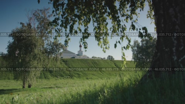 Views of the Ryazan Kremlin: Small churches and part of the ramparts. A sunny summer day. Виды Рязанского кремля: небольшие церкви и часть крепостной стены. Солнечный летний день. Стоковое видео, видеограф Валерий Тесаков / Фотобанк Лори