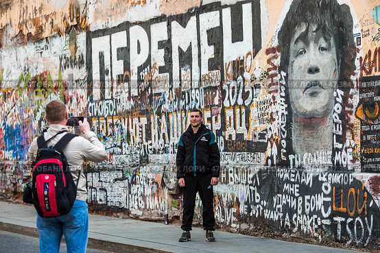 Viktor Tsoi Wall on Stary Arbat Street in the center of Moscow, Russia, Moscow, April 22, 2023. Редакционное фото, фотограф Photojuli / Фотобанк Лори