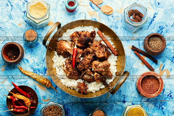 Vinegar marinated pork braised in Indian spices, vindaloo.. Pork vindaloo, a popular Indian dish. Стоковое фото, агентство Ingram Publishing / Фотобанк Лори