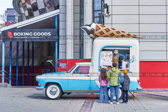 Vintage Volga car, rebuilt to food truck with large ice cream cone on top. Редакционное фото, фотограф Ирина Кононова / Фотобанк Лори
