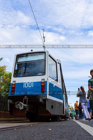 Visitors to the exhibition of retro trams photograph an old carriage of the Moscow tram of the KTM 8 series (2023 год). Редакционное фото, фотограф Ярославский Максим / Фотобанк Лори