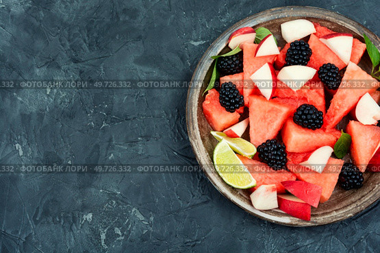 Vitamin salad of watermelon, blackberry and peach. Summer fruit diet salad. Top view with copy space.. Fruity summer watermelon salad, space for text. Стоковое фото, агентство Ingram Publishing / Фотобанк Лори