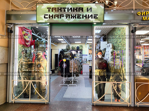 Витрина магазина тактической и военной экипировки на Казанском вокзале. Редакционное фото, фотограф Мария Сергеева / Фотобанк Лори