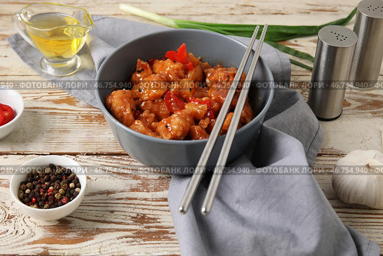 Вкусное сладко-кислое куриное мясо в миске с пряностями на светлом деревянном фоне. Стоковое фото, фотограф Pixel_shot / Фотобанк Лори