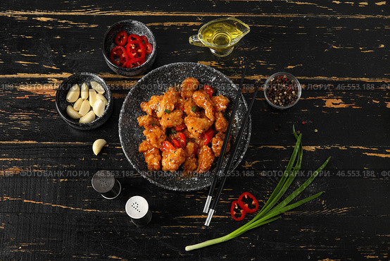 Вкусное сладко-кислое куриное мясо в миске с специями на темном деревянном фоне. Стоковое фото, фотограф Pixel_shot / Фотобанк Лори