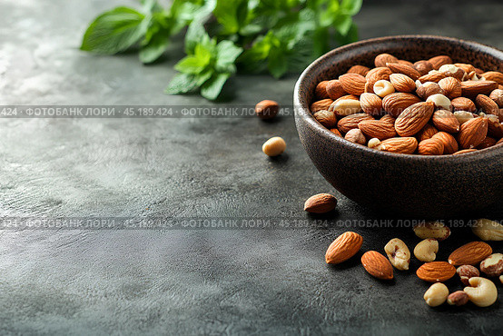 Вкусные орешки в красивой деревянной миске. Copy ad text space. Стоковое AI-изображение, AI-художник Щеголева Ольга / Фотобанк Лори