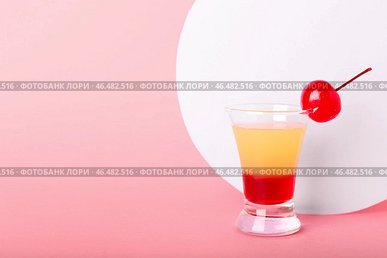 Вкусный ананасовый перевернутый торт на розовом фоне. Стоковое фото, фотограф Pixel_shot / Фотобанк Лори