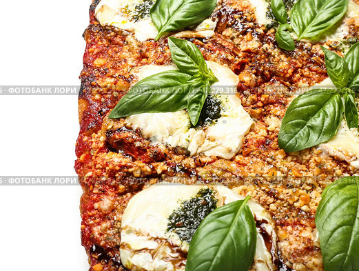 Вкусный итальянский пирог с моцареллой и соусом песто на белом фоне, крупным планом. Стоковое фото, фотограф Pixel_shot / Фотобанк Лори