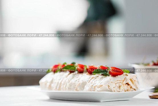 Вкусный рулет из безе с клубникой на столе на кухне. Стоковое фото, фотограф Pixel_shot / Фотобанк Лори