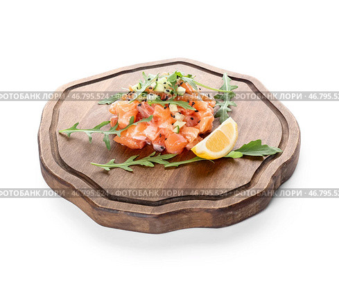 Вкусный тартар из лосося на белом фоне. Стоковое фото, фотограф Pixel_shot / Фотобанк Лори