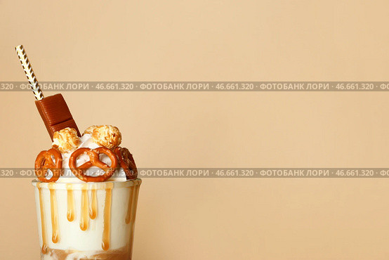 Вкусный уродливый коктейль на цветном фоне. Стоковое фото, фотограф Pixel_shot / Фотобанк Лори