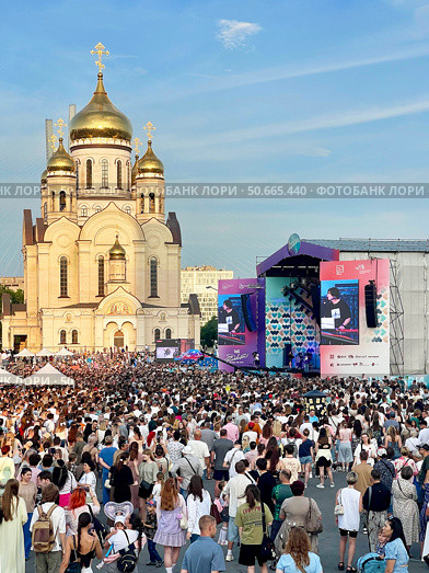 Владивосток. Люди на концерте в День города на площади Борцов Революции в 2025 году. Редакционное фото, фотограф Овчинникова Ирина / Фотобанк Лори