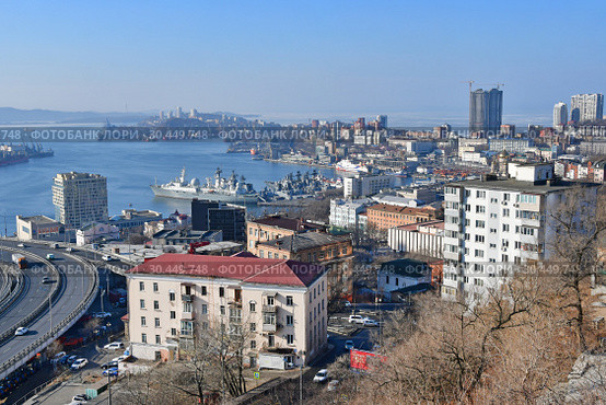 Владивосток, вид на жилые кварталы в центре города и Карабельную набережную зимним утром (2019 год). Стоковое фото, фотограф Овчинникова Ирина / Фотобанк Лори
