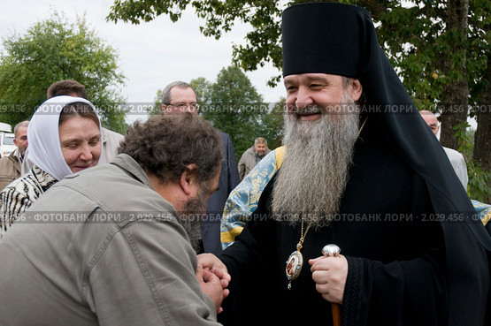 Владыка благословляет прихожан (2010 год). Редакционное фото, фотограф Ирина Фирсова / Фотобанк Лори