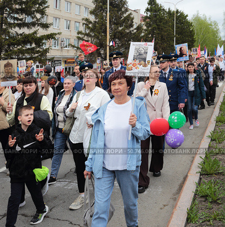 Внучка победителя в Бессмертном полку. Заводоуковск. Редакционное фото, фотограф Анатолий Матвейчук / Фотобанк Лори