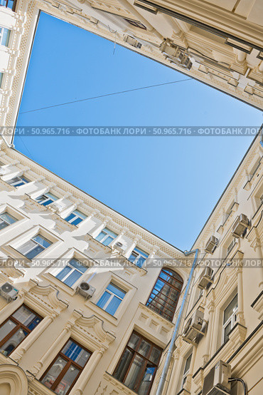 Внутренний двор Саввинского подворья. Москва. Россия. Редакционное фото, фотограф E. O. / Фотобанк Лори
