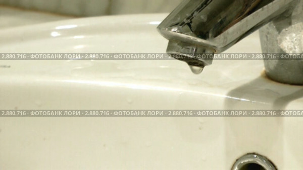 Вода капает из крана. Стоковое видео, видеограф Павел Коновалов / Фотобанк Лори