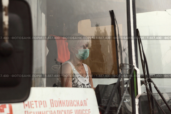 Водитель троллейбуса в защитной повязке на лице (2010 год). Редакционное фото, фотограф Константин Сутягин / Фотобанк Лори