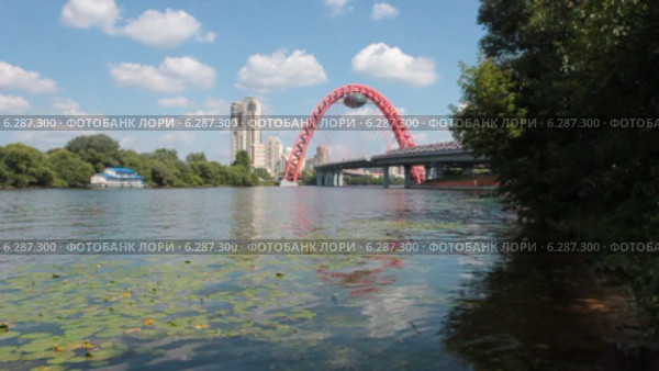 Водный пейзаж на северо-западе Москвы. Живописный мост (2014 год). Стоковое видео, видеограф Сергей Соболев / Фотобанк Лори