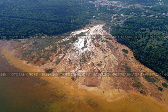 Водоем, загрязненный осадками металлов. Стоковое фото, фотограф Донат Сорокин / ТАСС / Фотобанк Лори