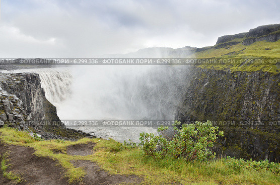 Водопад Деттифосс (исл. Dettifoss) на реке Йёкульсау-ау-Фьёдлум в дождливую погоду, Исландия (2014 год). Стоковое фото, фотограф Овчинникова Ирина / Фотобанк Лори