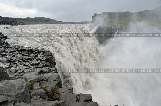 Водопад Деттифосс (исл. Dettifoss) на реке Йёкульсау-ау-Фьёдлум в дождливую погоду, Исландия (2014 год). Стоковое фото, фотограф Овчинникова Ирина / Фотобанк Лори