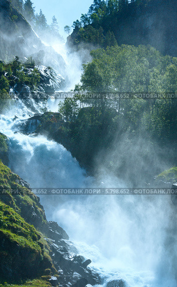 Водопад Latefossen на склоне горы летом, Норвегия (2013 год). Стоковое фото, фотограф Юрий Брыкайло / Фотобанк Лори