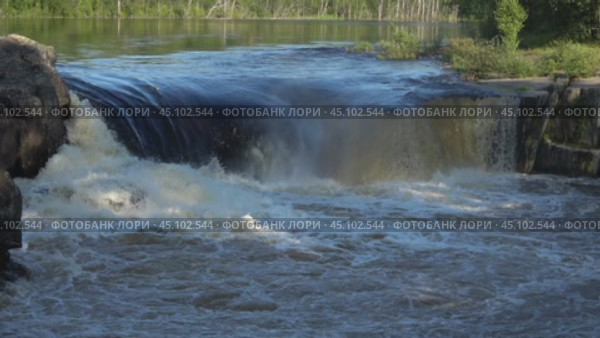 Водопад Воицкий падун крупным планом июльским днем. Карелия (2024 год). Стоковое видео, видеограф Виктор Карасев / Фотобанк Лори