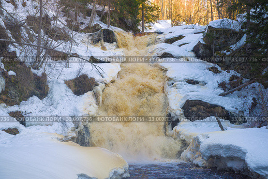 Водопад Юканкоски (Белые мосты) крупным планом апрельским днем. Карелия, Россия. Стоковое фото, фотограф Виктор Карасев / Фотобанк Лори